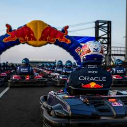 A qué hora corre Max Verstappen vs. 100 kartings