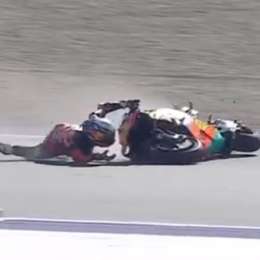 Golpe de escena en MotoGP: Pedro Acosta lideraba la Sprint cuando sufrió una dura caída