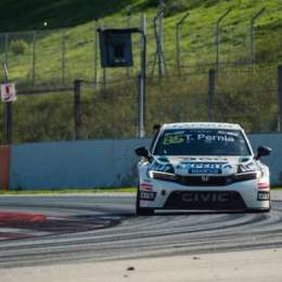 Tiago Pernía clasificó 13° en Barcelona y deberá remontar en la definición del TCR Europe