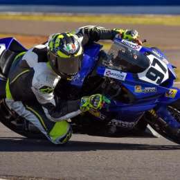 LO INSPIRÓ "VALENTINO" Y PASADOS LOS 30 SE HIZO PILOTO 