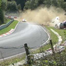 Diez vueltas en el aire en un terrible accidente en Nürburgring