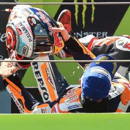 Se cayó hasta en el podio 