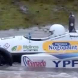 Un auto se despistó y quedó en medio del agua
