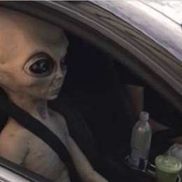 ¡Un extraterrestre de acompañante!