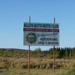 Abrazo simbólico para que no desaparezca el Autódromo de Allen