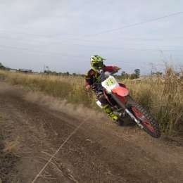 ¿Cómo se las ingenia Ezequiel Allende para estar arriba de la moto?