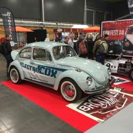 Convierten autos clásicos en eléctricos