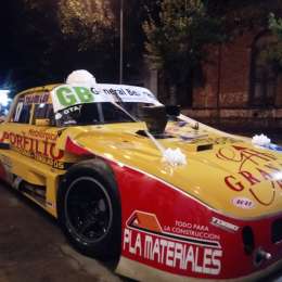 Una chica llegó a su fiesta de 15 en un auto de carreras