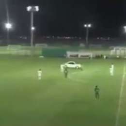 Un auto invadió una cancha de fútbol