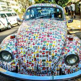 ¡Una locura! Un escarabajo con 15 mil figuritas del Mundial