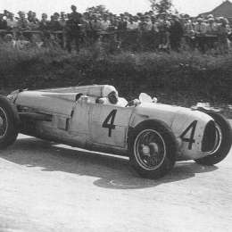 Hace 85 años se presentaba el primer auto de competición con motor trasero