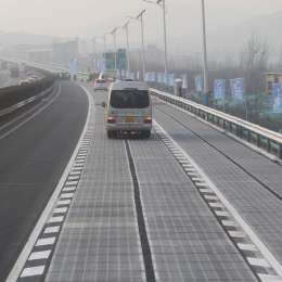 Construyen una autopista solar que cargará autos eléctricos