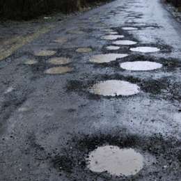 La llamativa solución para los pozos en las rutas