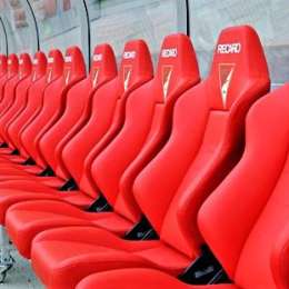 ¿Por qué algunos bancos de suplentes tienen asientos de auto?