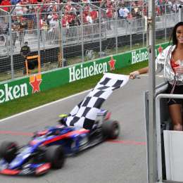 Bandera a cuadros con publicidad en la F1