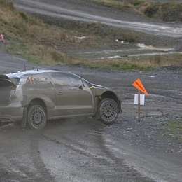 Ogier sigue firme en el barro