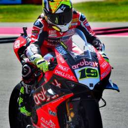 Bautista sigue a paso firme 