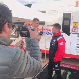 KEVIN BENAVIDES CELEBRA SU CUMPLEAÑOS EN EL DAKAR