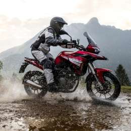 La hermana menor que sale de aventura 