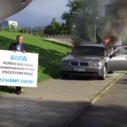 Incendió su BMW al frente de un museo de la marca