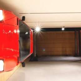 Unió dos autos en uno y lo colgó de la pared