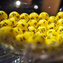 ¿Está bien una definición con una carrera por sorteo?