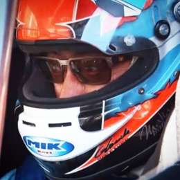 Lleva el auto con una sola mano