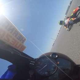 Se le salió la cadena y sufrió una fuerte caída en plena carrera