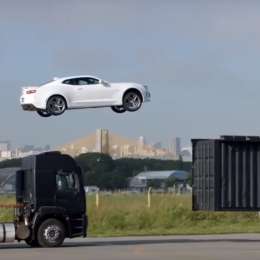 Camaro celebra sus 50 años en el aire