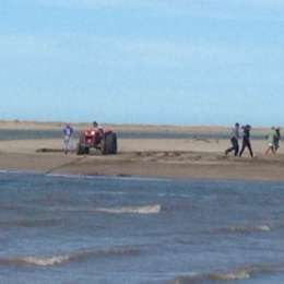 Camioneta mal estacionada, y tapada por el mar.