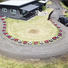Un japonés construye un circuito de drift alrededor de su casa