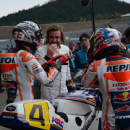 Alonso se animó a las dos ruedas