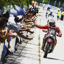 El público del Dakar siempre da una mano