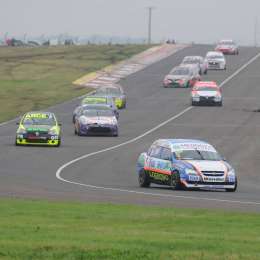 Turismo Pista: Los tres que miran desde arriba