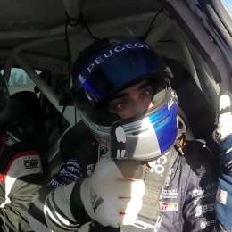 Chapur, en un auto de Rally