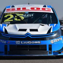 El FDC Motor Sport trabaja con uno de sus autos en Rafaela