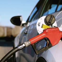 Consejos para ahorrar nafta mientras conducimos 