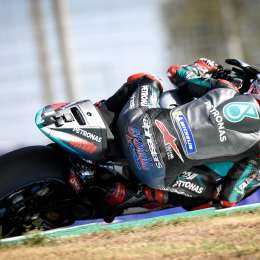 Quartararo ganó por primera vez y Márquez sufrió una dura caída