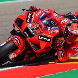 Bagnaia aguantó a Márquez y ganó por primera vez