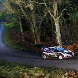 Elfyn Evans se luce en sus pagos, manda en Gales