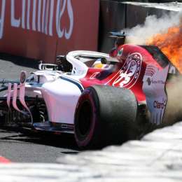 Fuego en un auto de Fórmula 1 en Paul Ricard