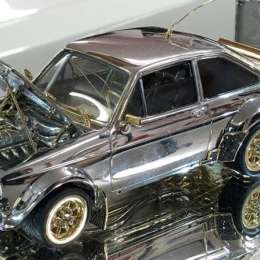 Un Ford Escort de oro, plata y diamantes será subastado