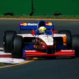 Lola Fómula 1:  El auto de la tarjeta "sin crédito"