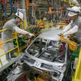 En el mes récord en ventas, la producción automotriz cayó