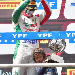 Felipe, el nene que llenó de ternura el podio de Buenos Aires