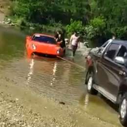 Una Ferrari se quedó en un vado de agua en Córdoba