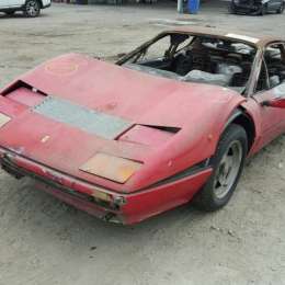 Inusitado interés por una Ferrari incendiada