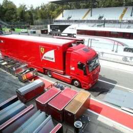 ¡Ferrari encontró inmigrantes en sus camiones cuando llegaron a Silverstone!