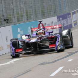 Pechito abandonó en Hong Kong