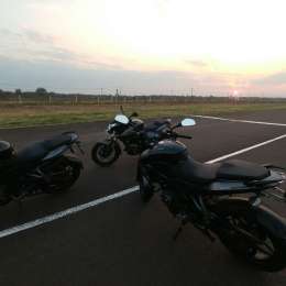 Rouser, la moto del reality